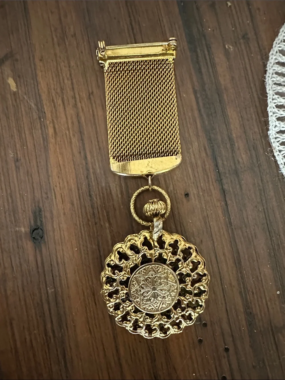Vtg Gold Tone Mesh Ribbon Medallion Fob Brooch Pin